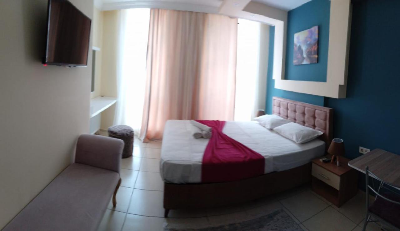 Daisy Hotel *